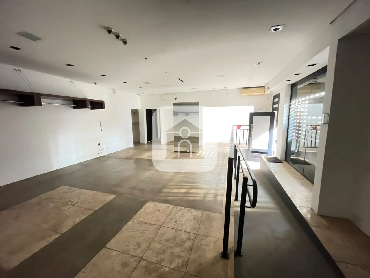 Alugar Comercial / Loja em Uberl&acirc;ndia R$ 3.400,00 - Foto 2