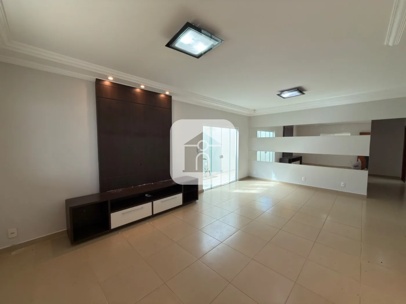 Alugar Casa / Padr&atilde;o em Uberl&acirc;ndia R$ 4.500,00 - Foto 1