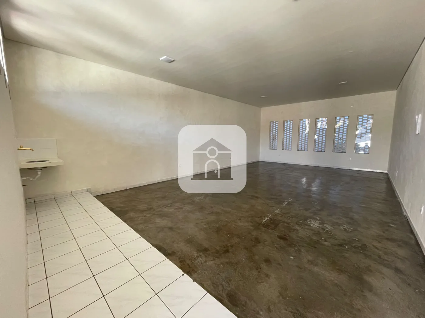 Alugar Comercial / Sala Comercial em Uberl&acirc;ndia R$ 2.500,00 - Foto 1