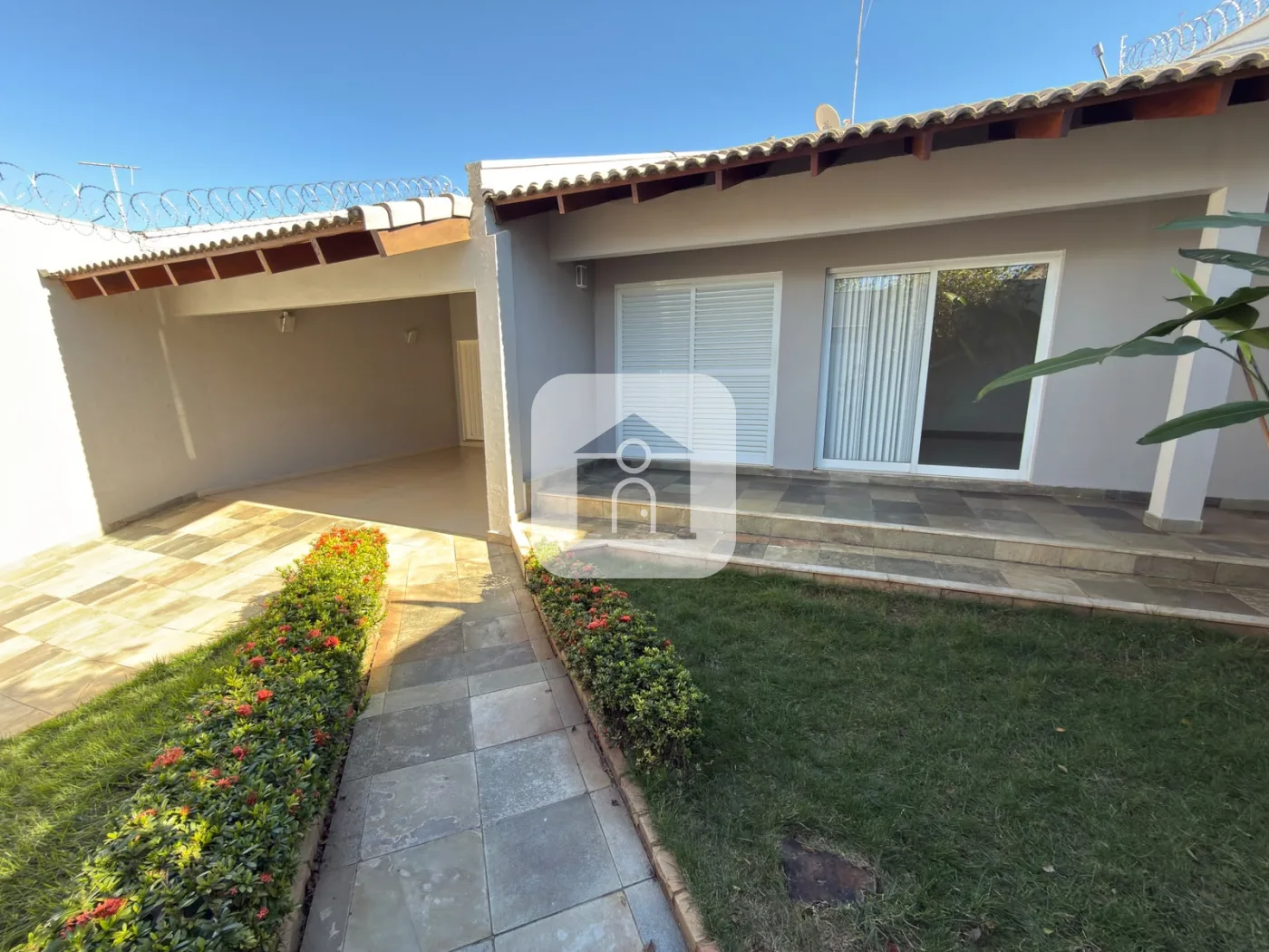 Alugar Casa / Padr&atilde;o em Uberl&acirc;ndia R$ 6.700,00 - Foto 1