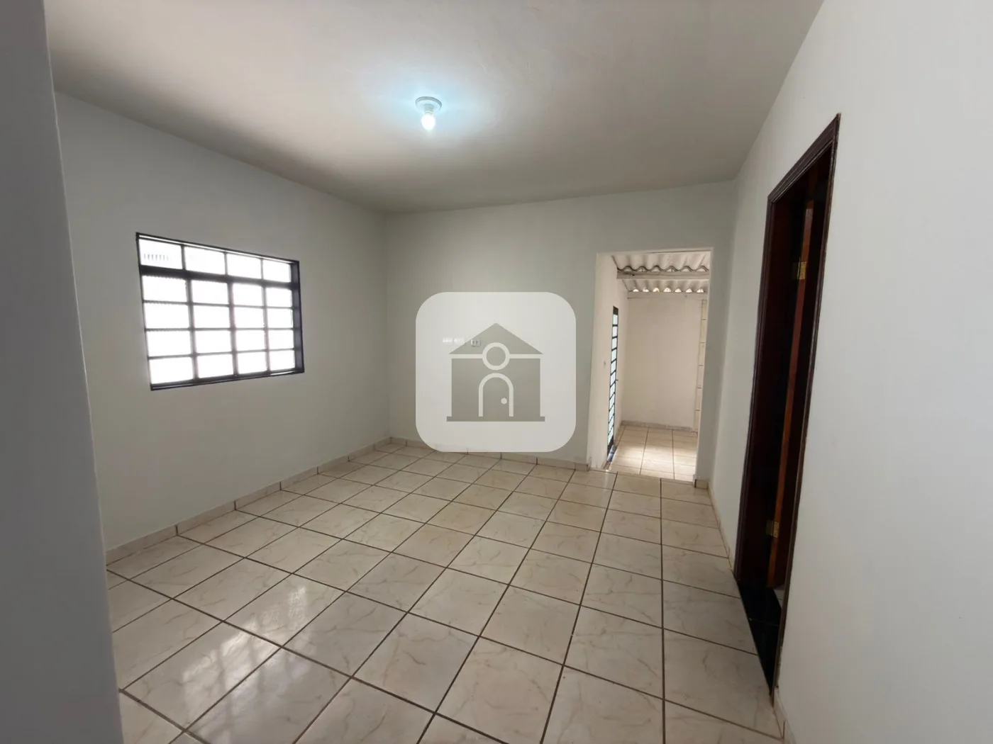 Alugar Casa / Padr&atilde;o em Uberl&acirc;ndia R$ 1.500,00 - Foto 2