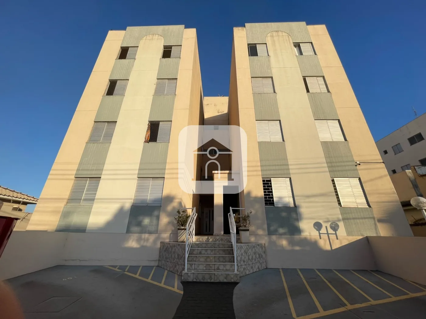 Alugar Apartamento / Padr&atilde;o em Uberl&acirc;ndia R$ 1.950,00 - Foto 2