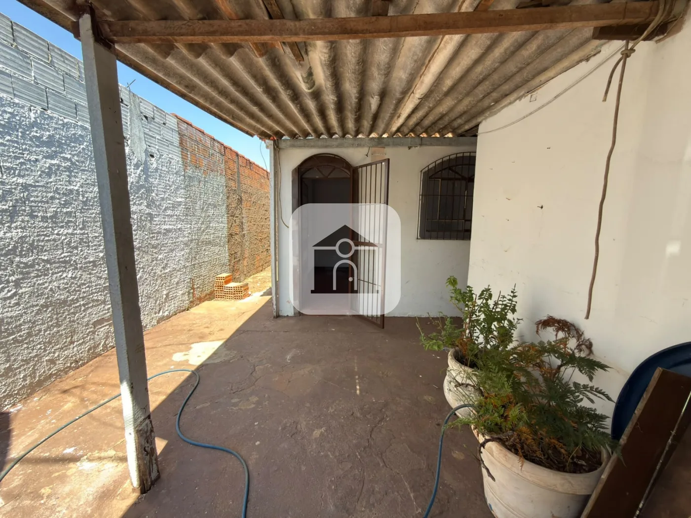 Alugar Casa / Padr&atilde;o em Uberl&acirc;ndia R$ 1.300,00 - Foto 1