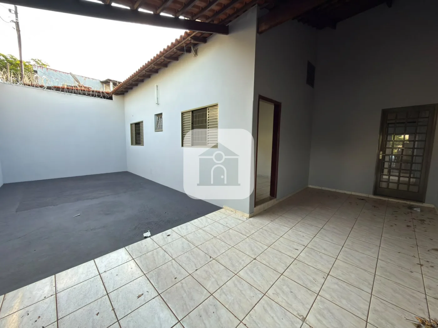 Alugar Casa / Padr&atilde;o em Uberl&acirc;ndia R$ 2.100,00 - Foto 1