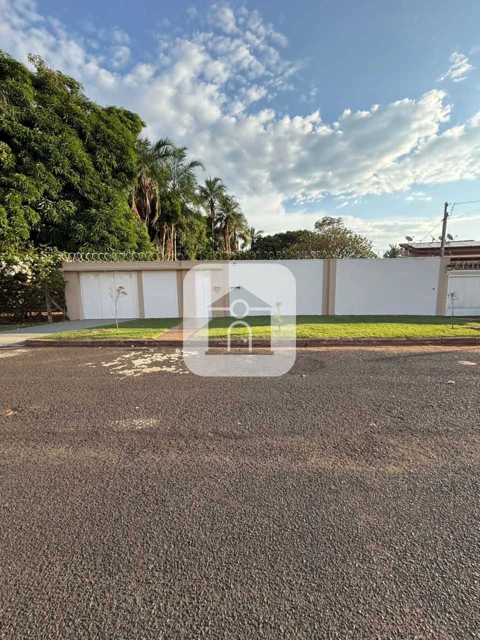 Alugar Casa / Padr&atilde;o em Araguari R$ 3.900,00 - Foto 1