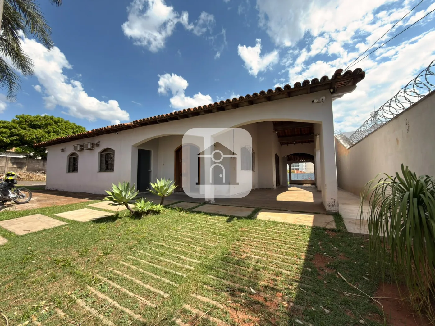 Alugar Casa / Padr&atilde;o em Uberl&acirc;ndia R$ 5.000,00 - Foto 1