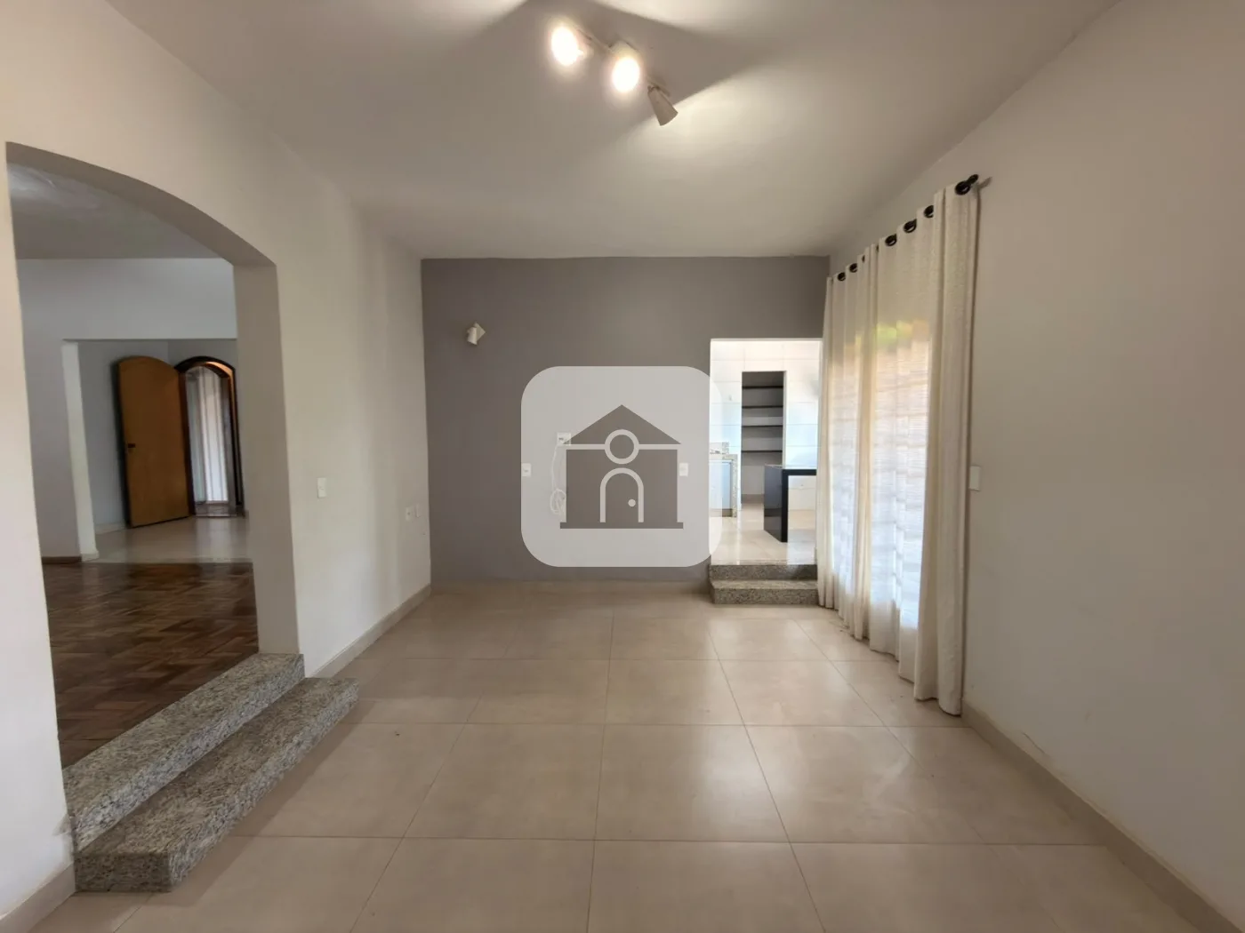 Alugar Casa / Padr&atilde;o em Uberl&acirc;ndia R$ 5.000,00 - Foto 8