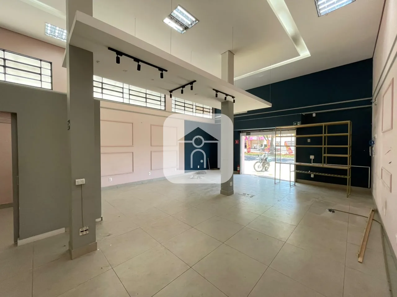 Alugar Comercial / Loja em Uberl&acirc;ndia R$ 6.000,00 - Foto 2