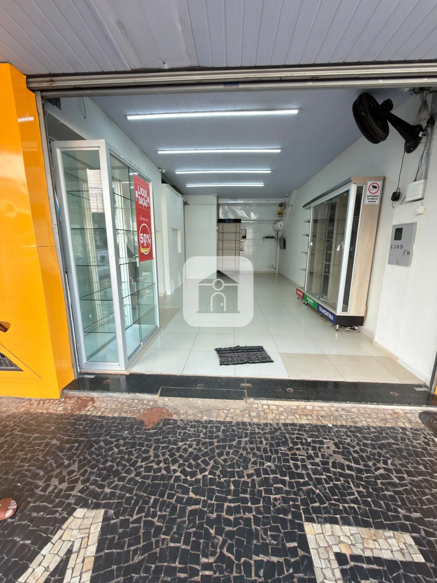 Alugar Comercial / Loja em Uberl&acirc;ndia R$ 2.600,00 - Foto 2