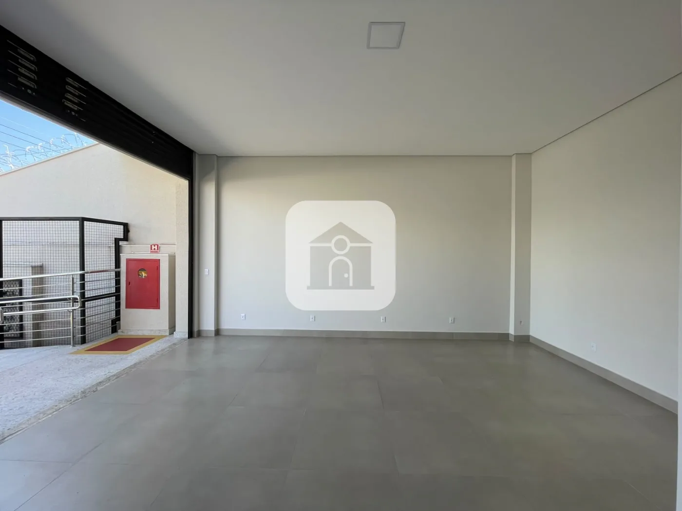 Alugar Comercial / Loja em Uberl&acirc;ndia R$ 3.500,00 - Foto 2