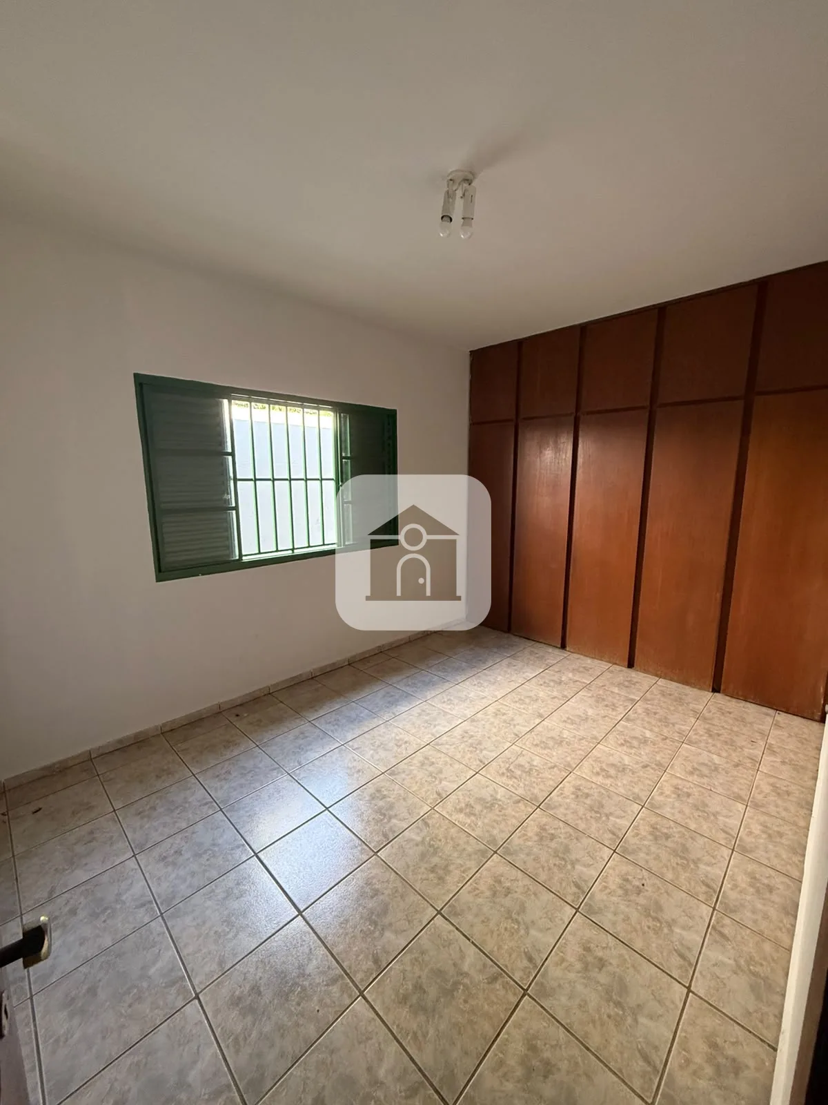 Comprar Casa / Padr&atilde;o em Araguari R$ 450.000,00 - Foto 8