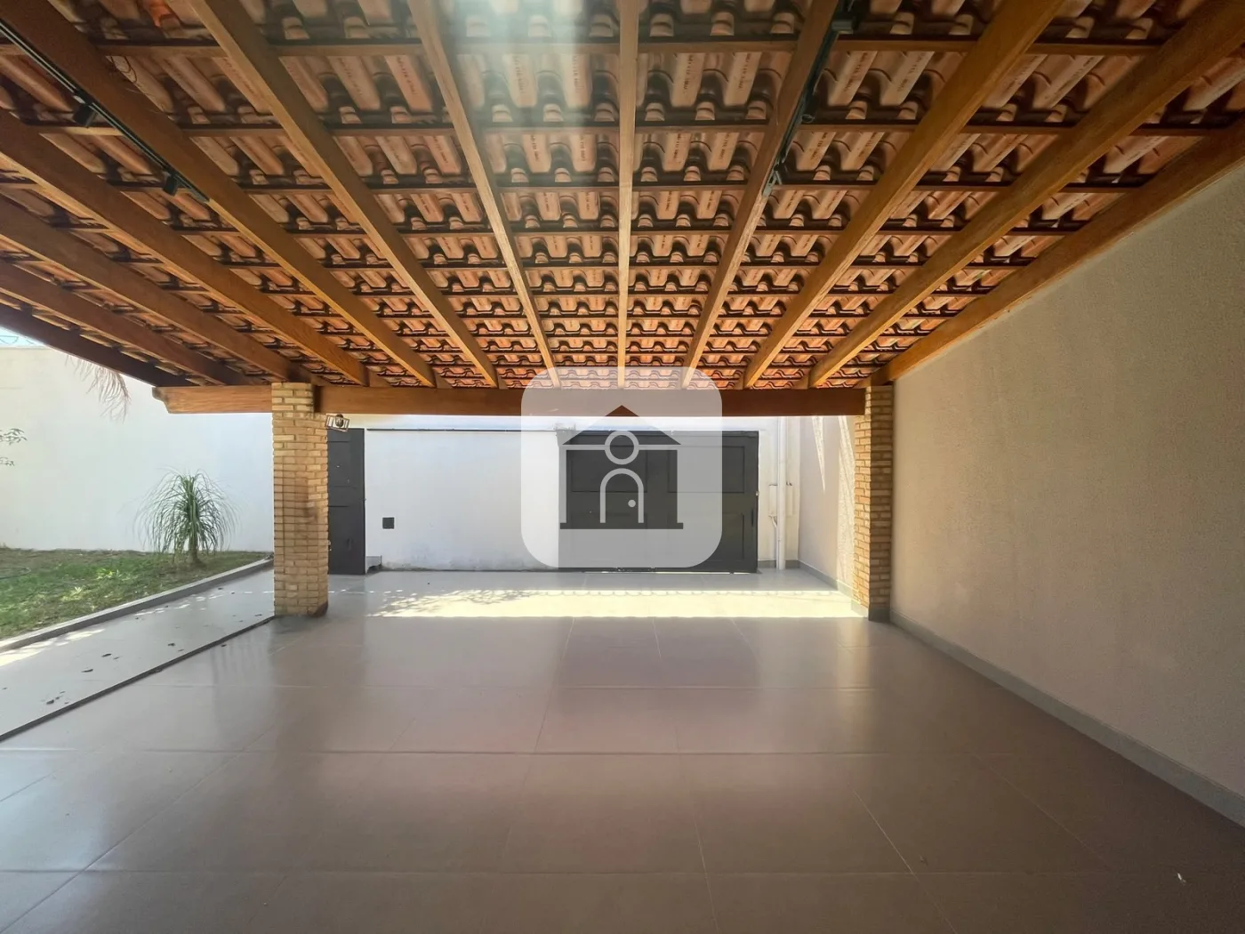 Alugar Casa / Padr&atilde;o em Uberl&acirc;ndia R$ 6.000,00 - Foto 1