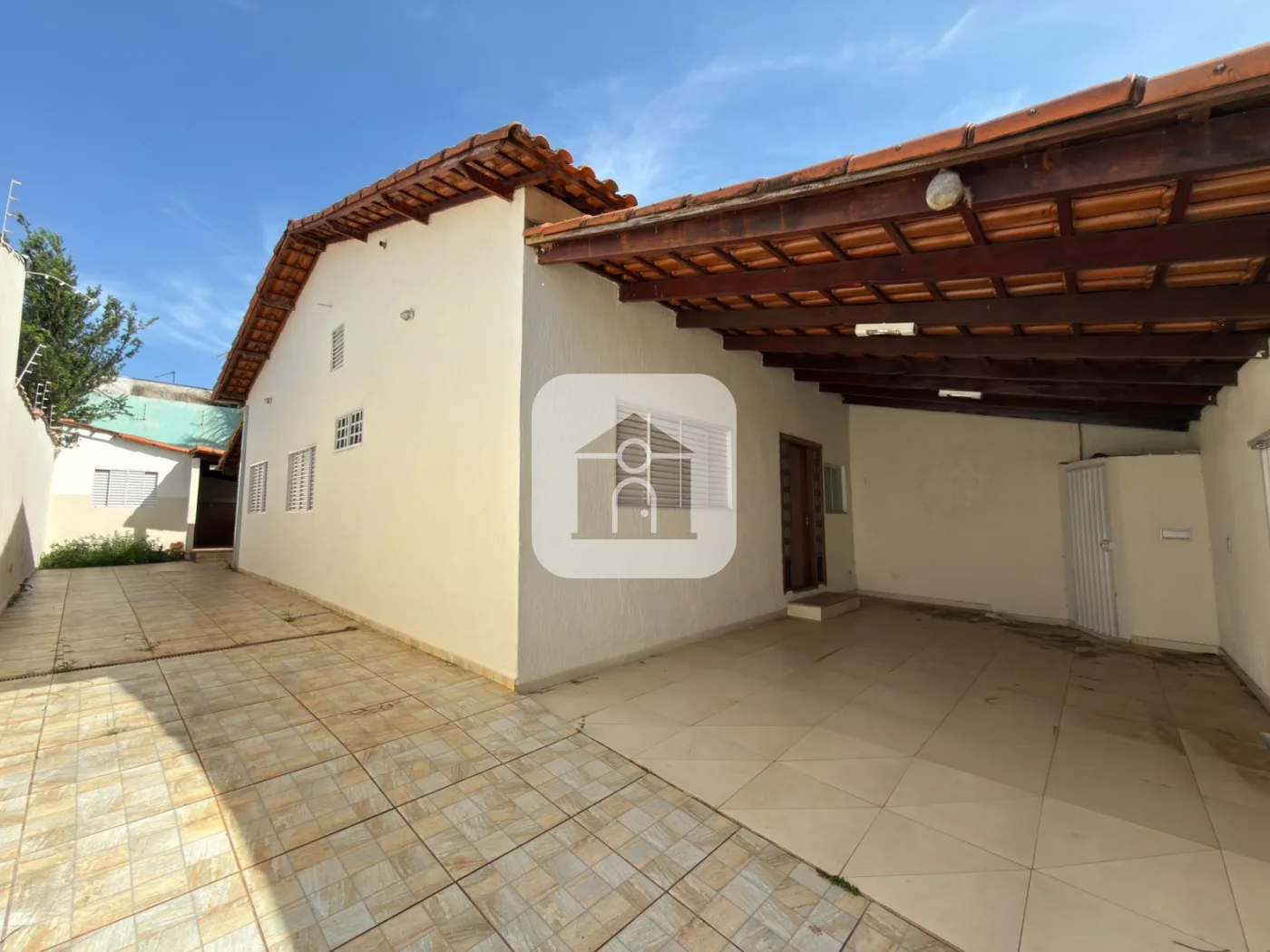 Alugar Casa / Padr&atilde;o em Uberl&acirc;ndia R$ 3.000,00 - Foto 1