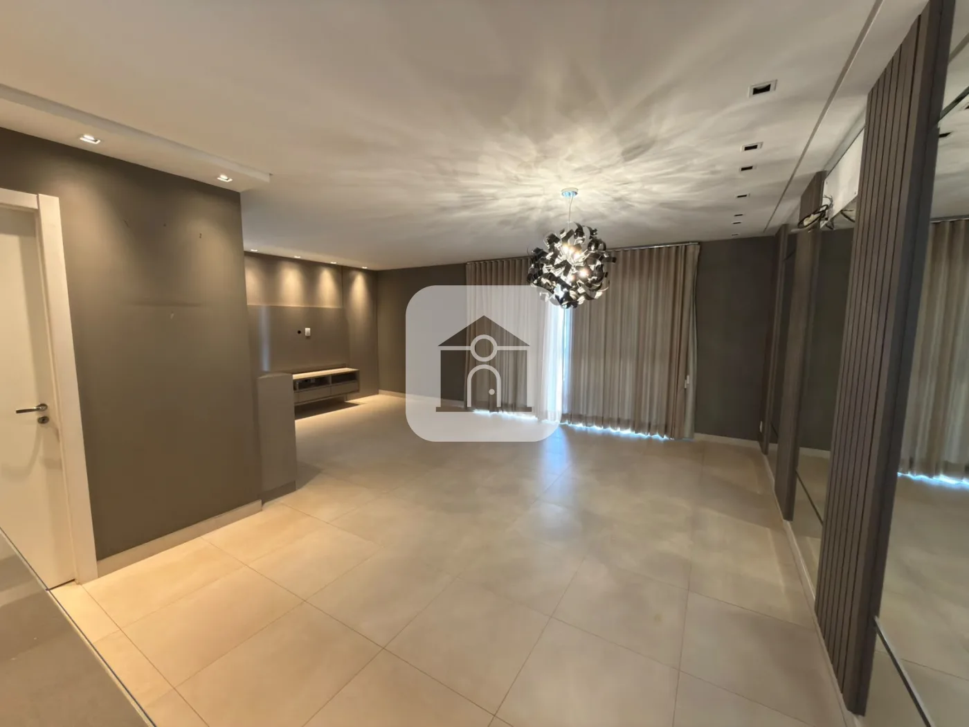 Alugar Apartamento / Padr&atilde;o em Uberlandia R$ 6.500,00 - Foto 2