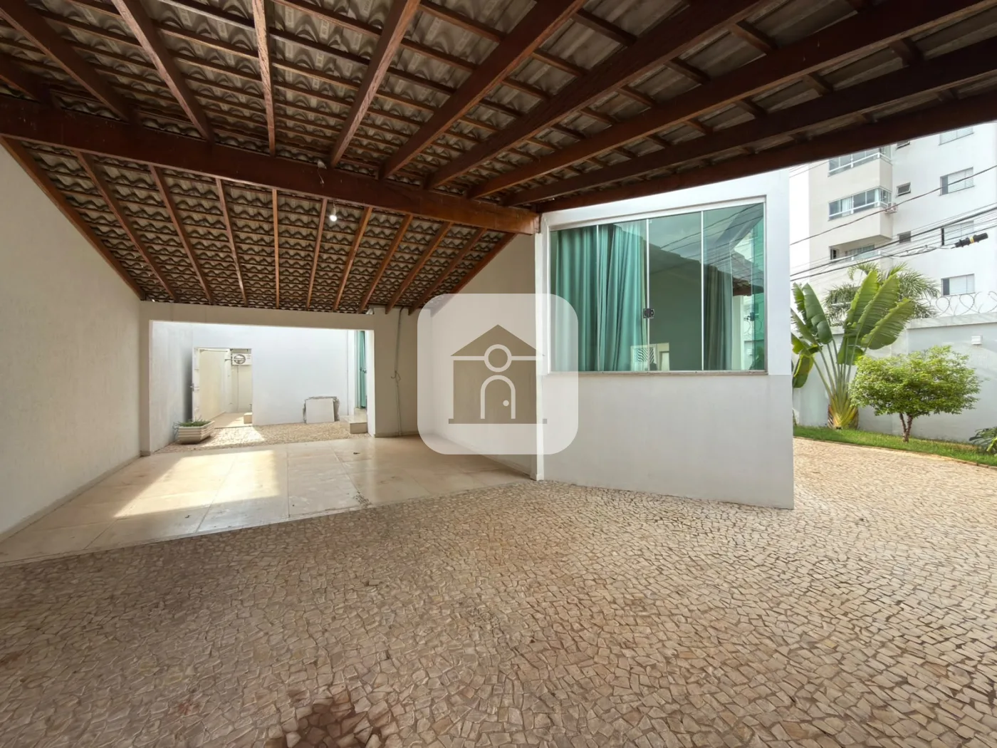 Alugar Casa / Padr&atilde;o em Uberl&acirc;ndia R$ 6.500,00 - Foto 1