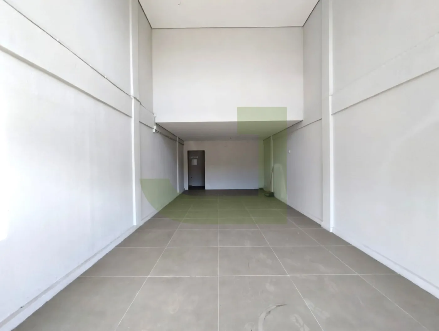 Alugar Comercial / Loja em Condom&iacute;nio em S&atilde;o Leopoldo R$ 5.000,00 - Foto 1