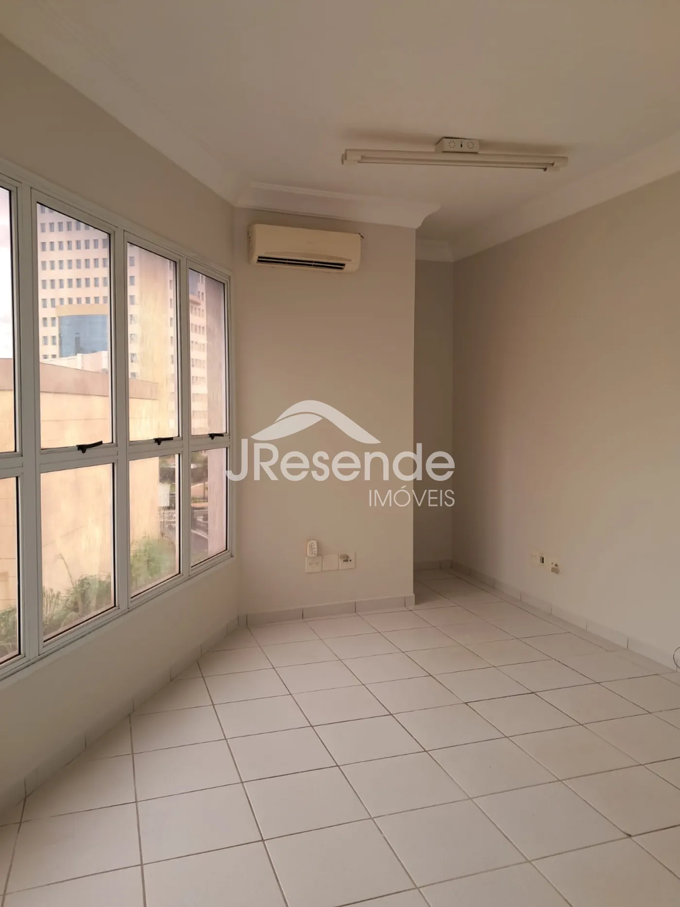 Alugar Comercial / Loja em Pr&eacute;dio Comercial em Ribeir&atilde;o Preto R$ 1.100,00 - Foto 3