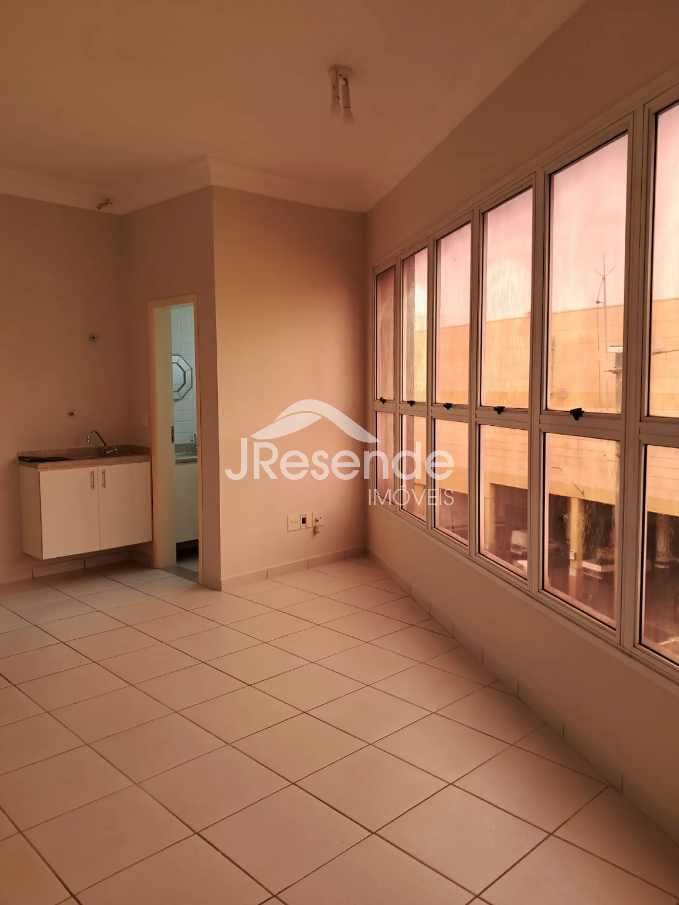 Alugar Comercial / Loja em Pr&eacute;dio Comercial em Ribeir&atilde;o Preto R$ 1.100,00 - Foto 2
