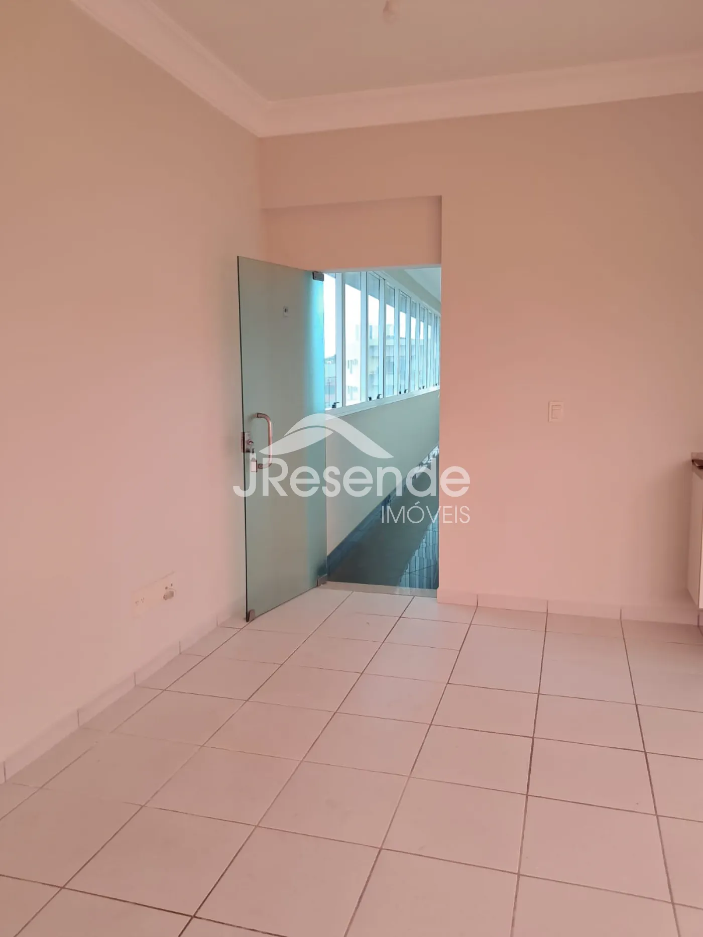 Alugar Comercial / Loja em Pr&eacute;dio Comercial em Ribeir&atilde;o Preto R$ 1.100,00 - Foto 1