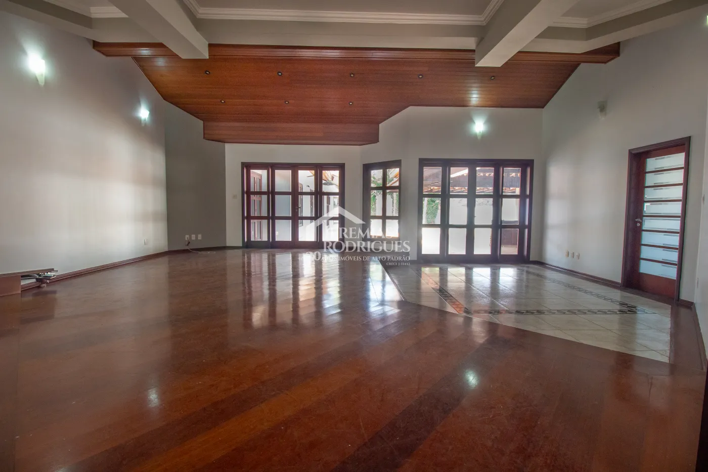 Alugar Casa / Condom&iacute;nio em Pindamonhangaba R$ 6.900,00 - Foto 2