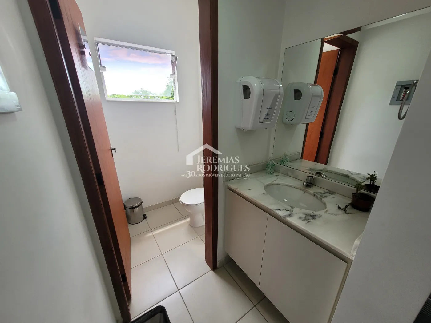 Alugar Comercial / Sala em Condom&iacute;nio em Pindamonhangaba R$ 20.000,00 - Foto 23