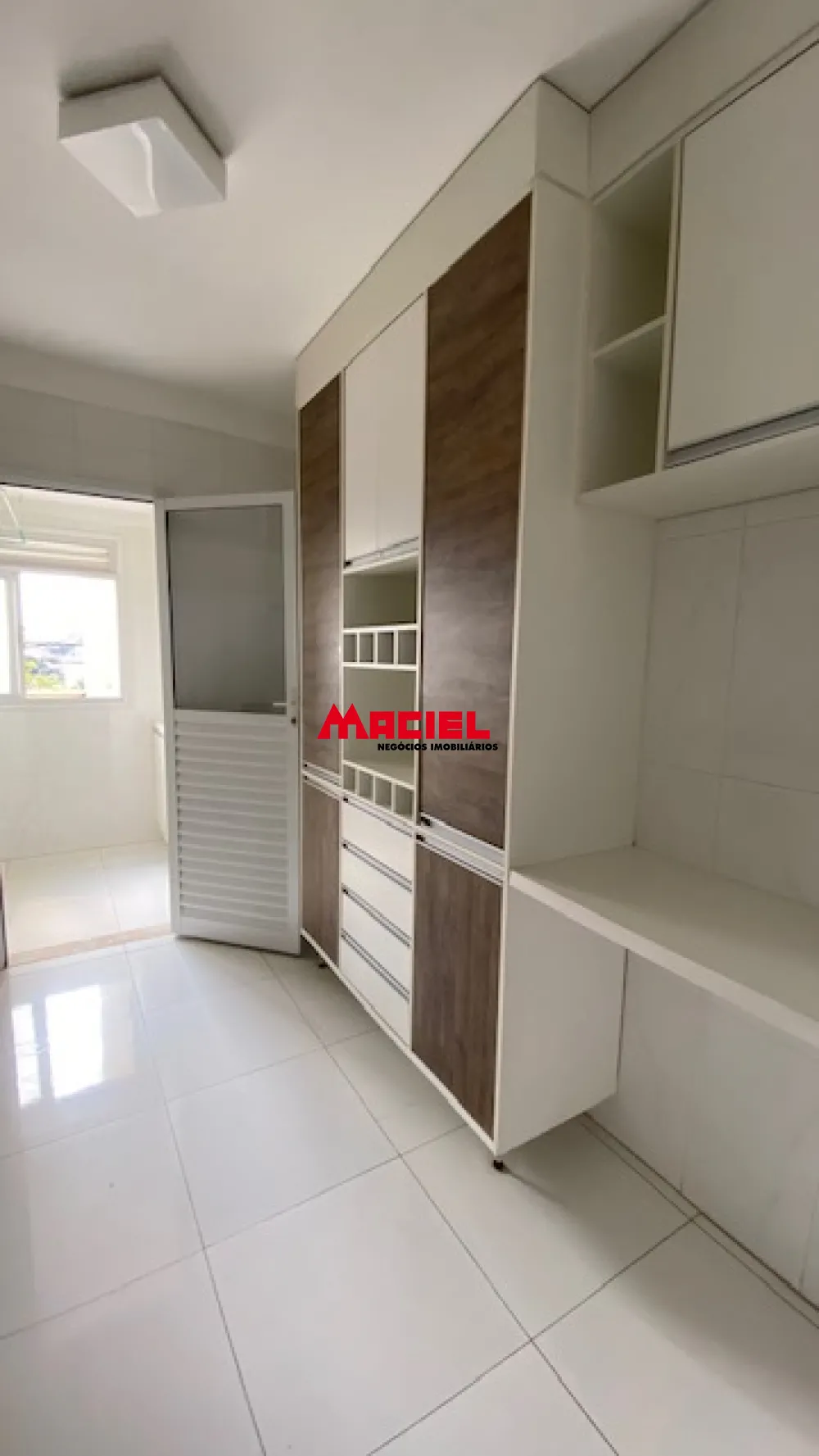 Alugar Apartamento / Padr&atilde;o em S&atilde;o Jos&eacute; dos Campos R$ 3.500,00 - Foto 4