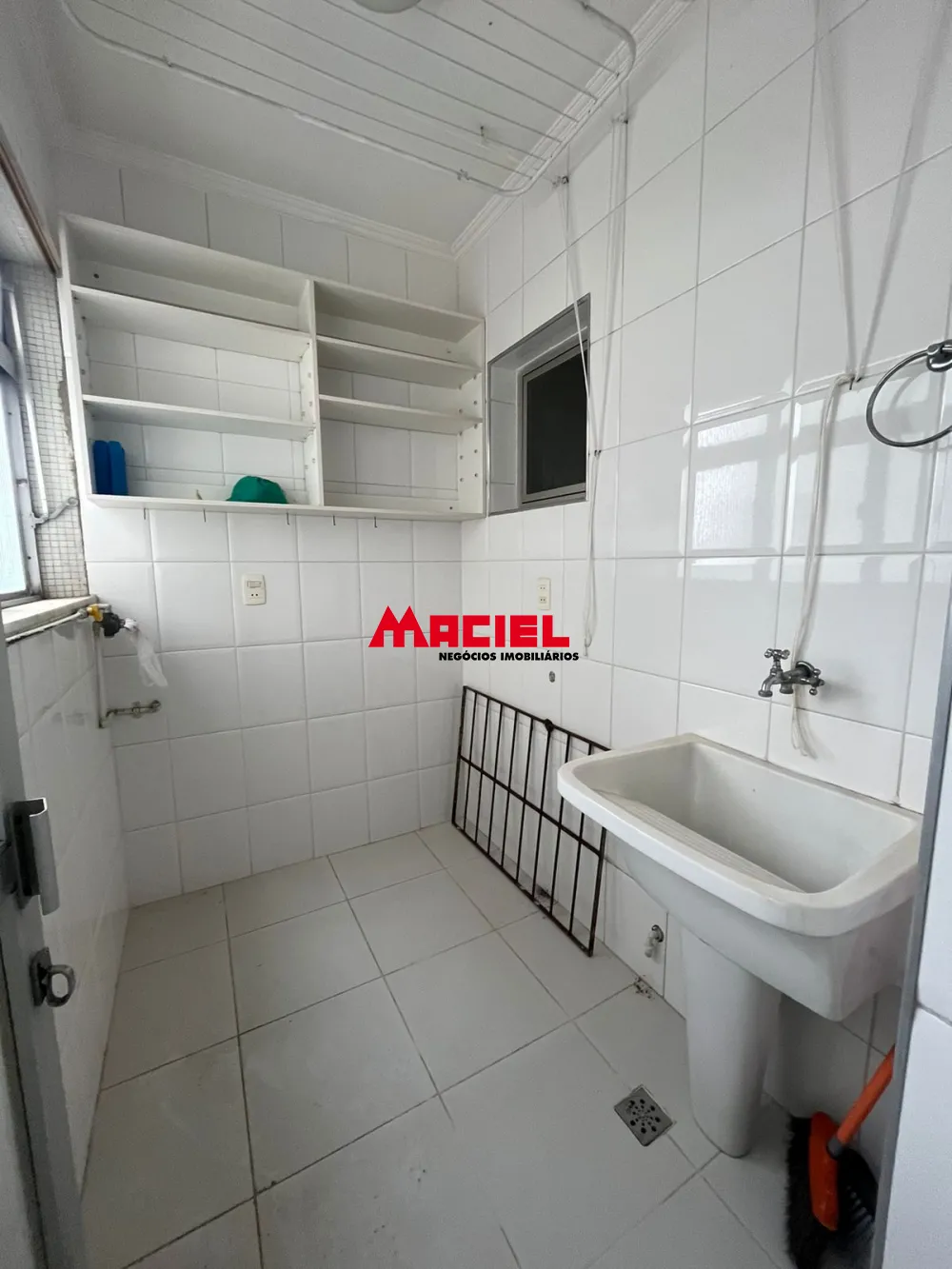 Alugar Apartamento / Padr&atilde;o em S&atilde;o Jos&eacute; dos Campos R$ 2.300,00 - Foto 4