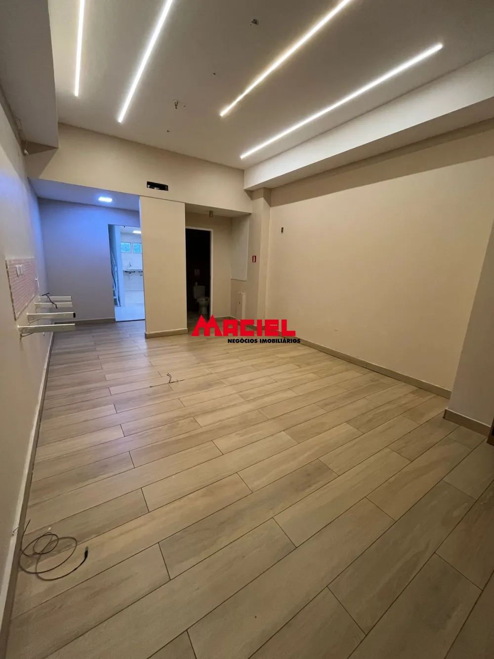 Alugar Comercial / Ponto Comercial em S&atilde;o Jos&eacute; dos Campos R$ 4.000,00 - Foto 1