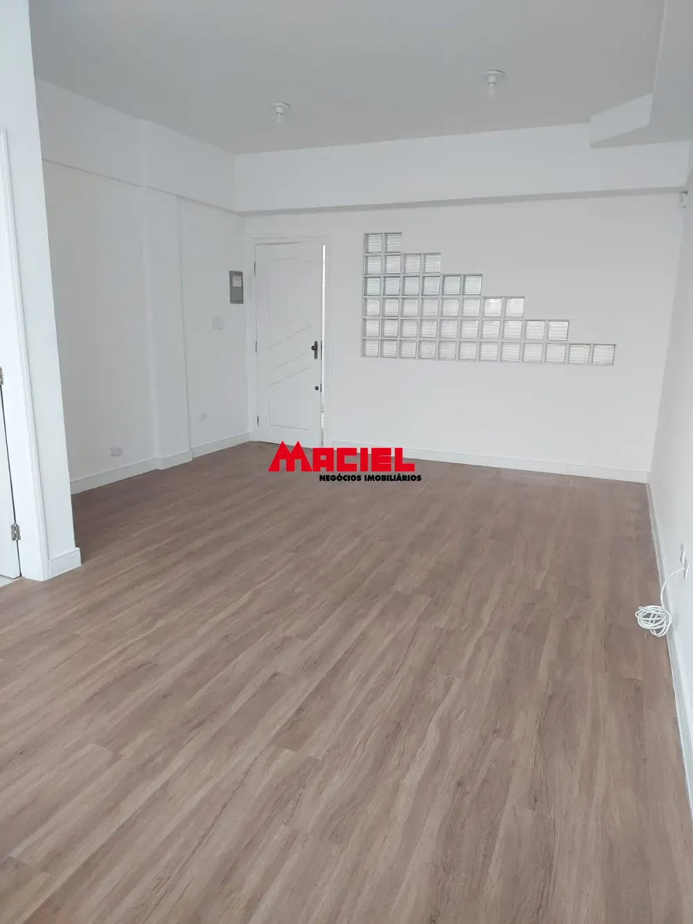 Alugar Comercial / Sala em S&atilde;o Jos&eacute; dos Campos R$ 1.400,00 - Foto 2