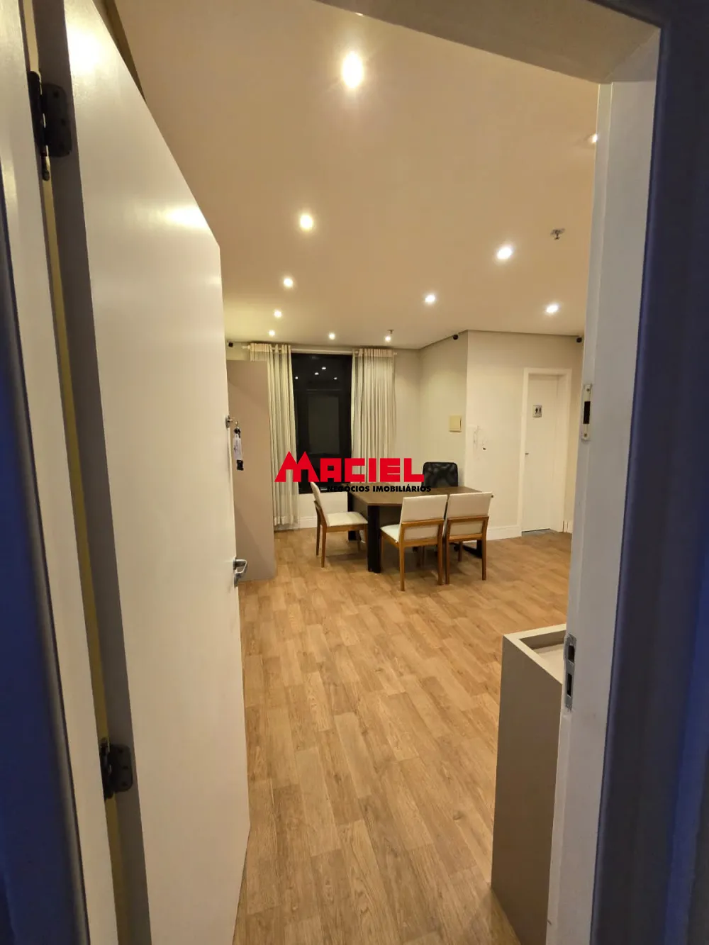 Alugar Comercial / Sala em Edif&iacute;cio/Condom&iacute;nio em S&atilde;o Jos&eacute; dos Campos R$ 2.400,00 - Foto 4