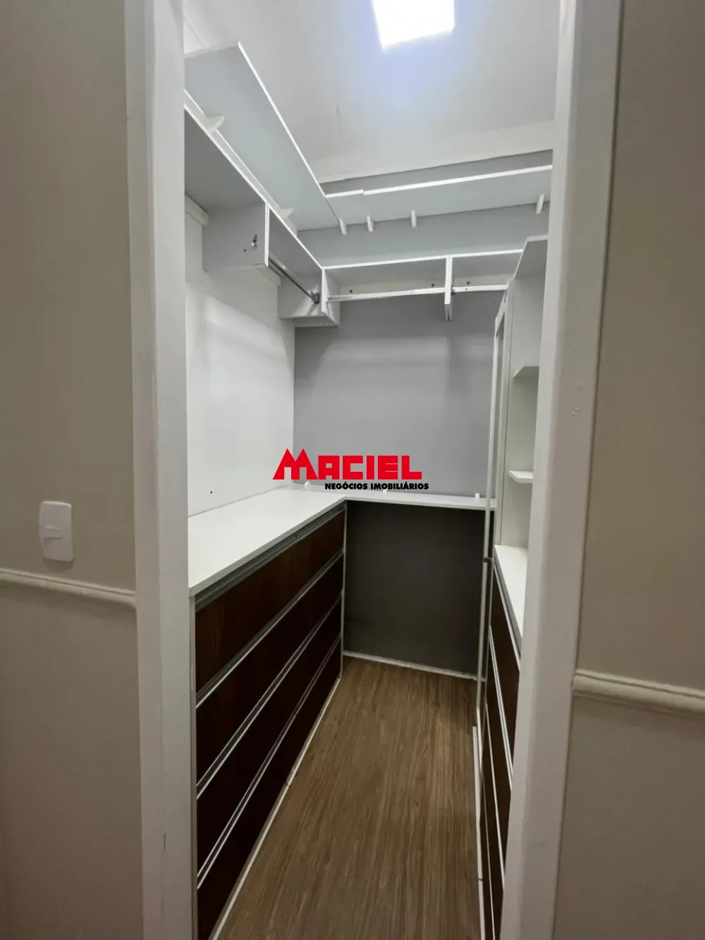 Alugar Apartamento / Padr&atilde;o em S&atilde;o Jos&eacute; dos Campos R$ 1.800,00 - Foto 4