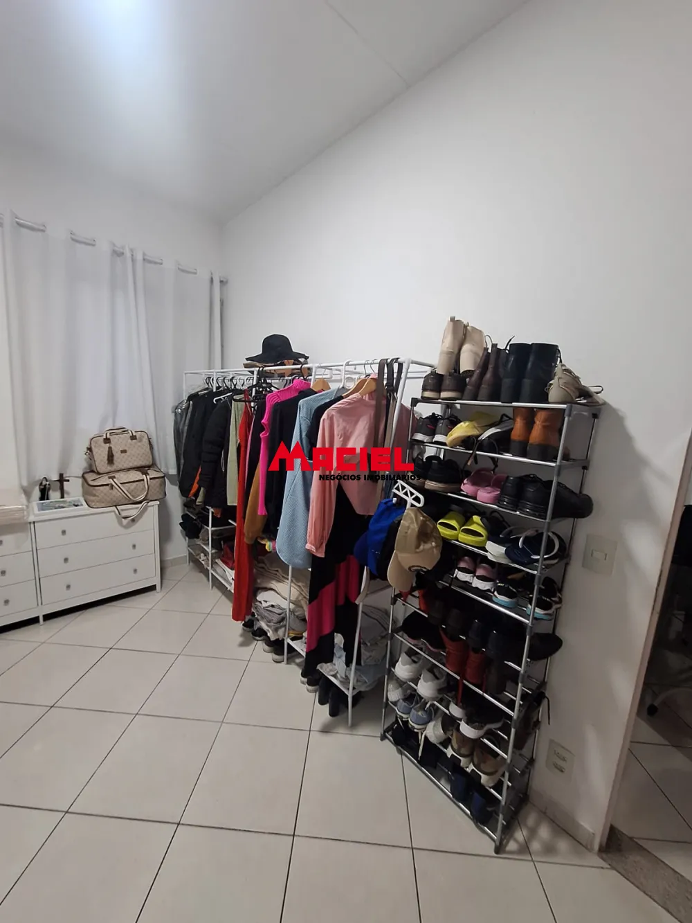 Alugar Apartamento / Padr&atilde;o em S&atilde;o Jos&eacute; dos Campos R$ 2.000,00 - Foto 4