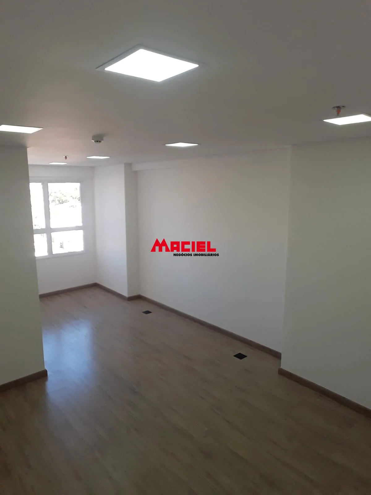 Alugar Comercial / Sala em Edif&iacute;cioCondom&iacute;nio em Jacare&iacute; R$ 1.400,00 - Foto 3