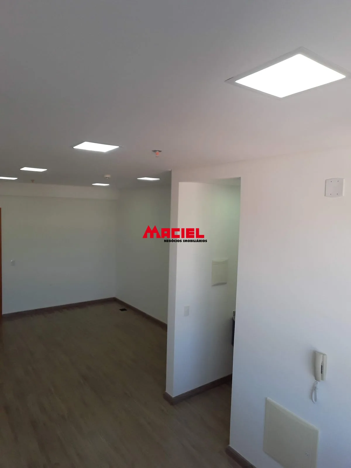 Alugar Comercial / Sala em Edif&iacute;cioCondom&iacute;nio em Jacare&iacute; R$ 1.400,00 - Foto 5