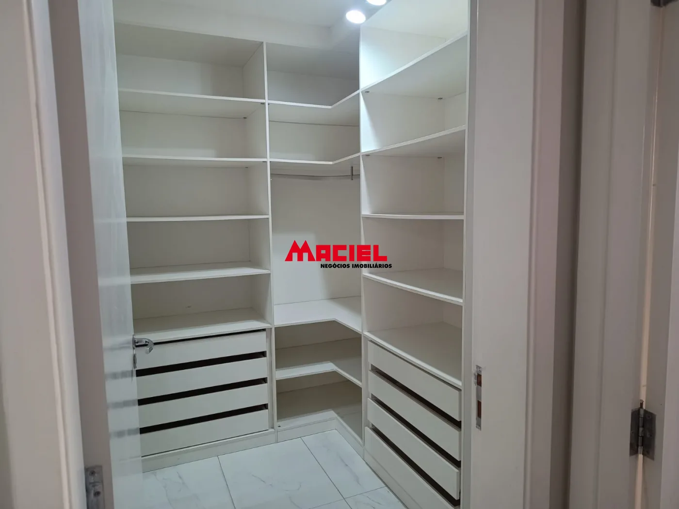 Alugar Apartamento / Padr&atilde;o em S&atilde;o Jos&eacute; dos Campos R$ 3.200,00 - Foto 11