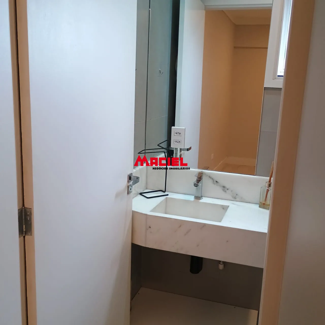 Alugar Apartamento / Padr&atilde;o em S&atilde;o Jos&eacute; dos Campos R$ 2.800,00 - Foto 1