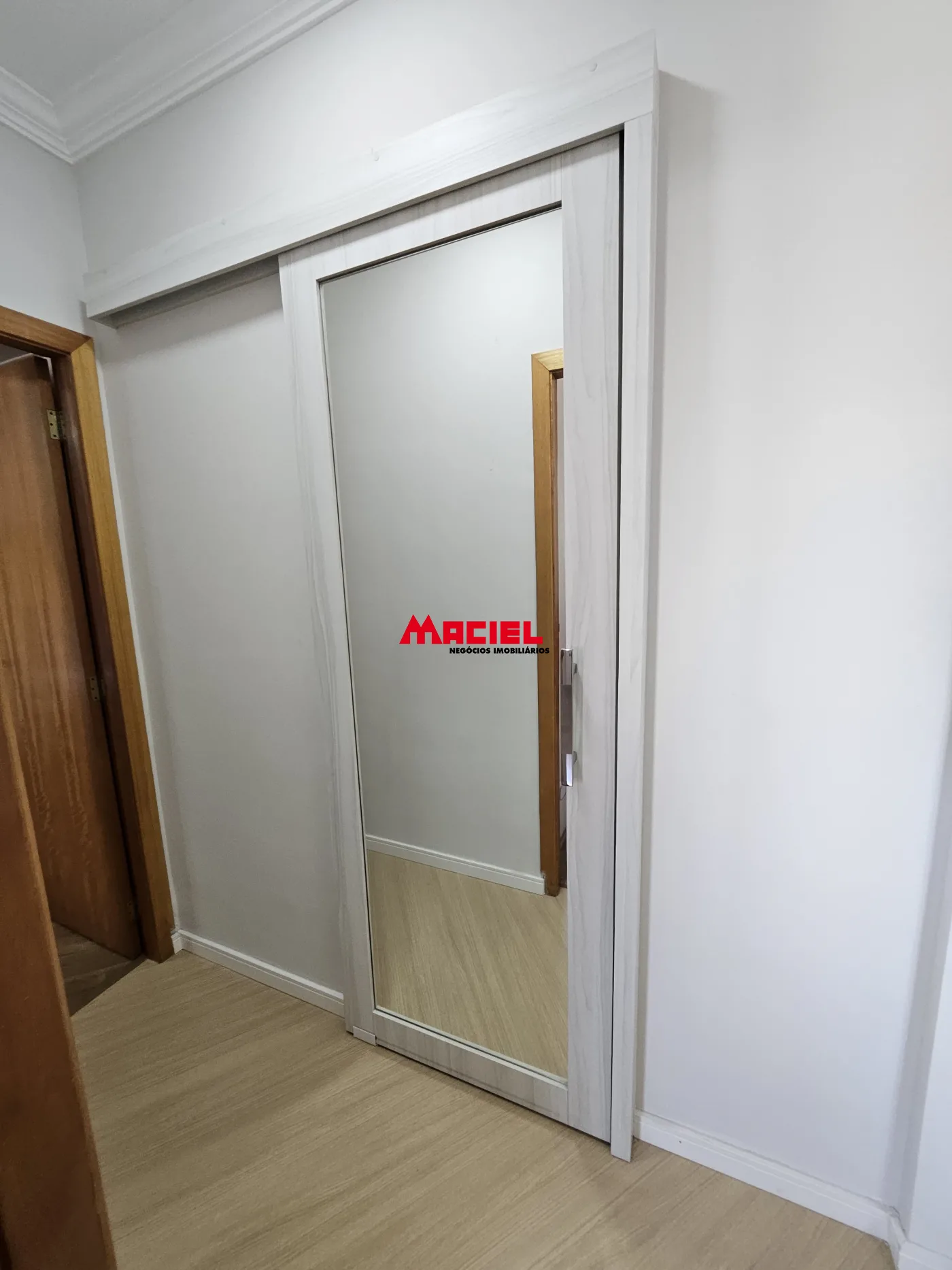 Alugar Apartamento / Mobiliado em S&atilde;o Jos&eacute; dos Campos R$ 3.300,00 - Foto 2