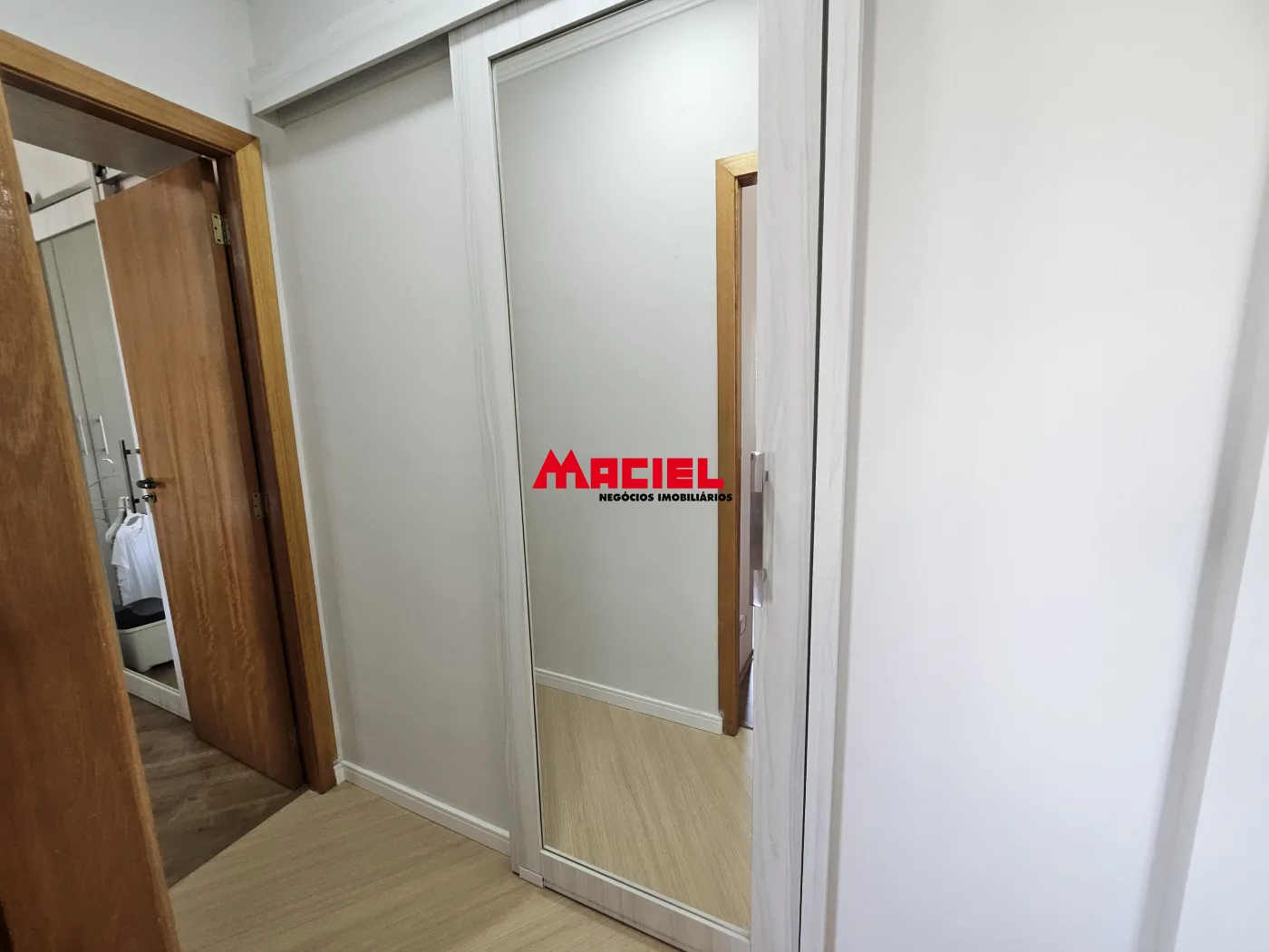 Alugar Apartamento / Mobiliado em S&atilde;o Jos&eacute; dos Campos R$ 3.300,00 - Foto 4