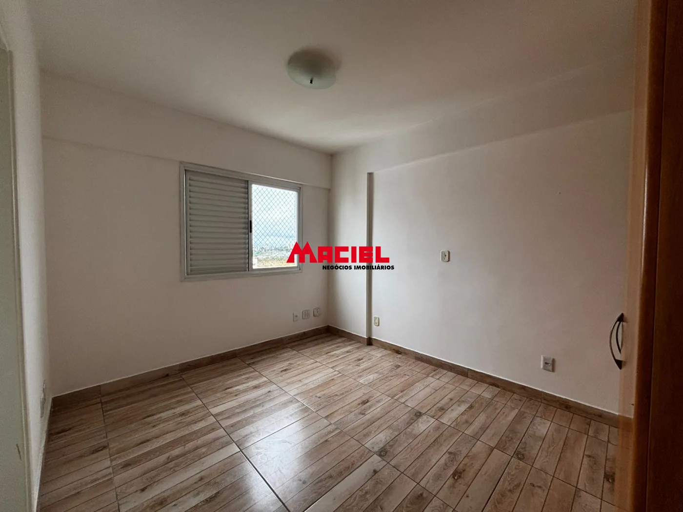 Alugar Apartamento / Padr&atilde;o em S&atilde;o Jos&eacute; dos Campos R$ 2.500,00 - Foto 2