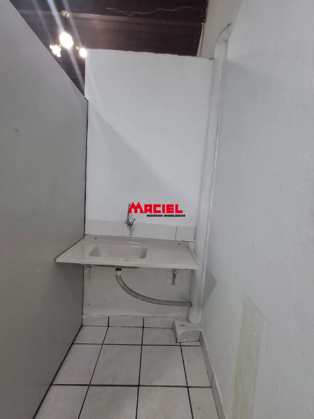 Alugar Comercial / Ponto Comercial em S&atilde;o Jos&eacute; dos Campos R$ 1.400,00 - Foto 4