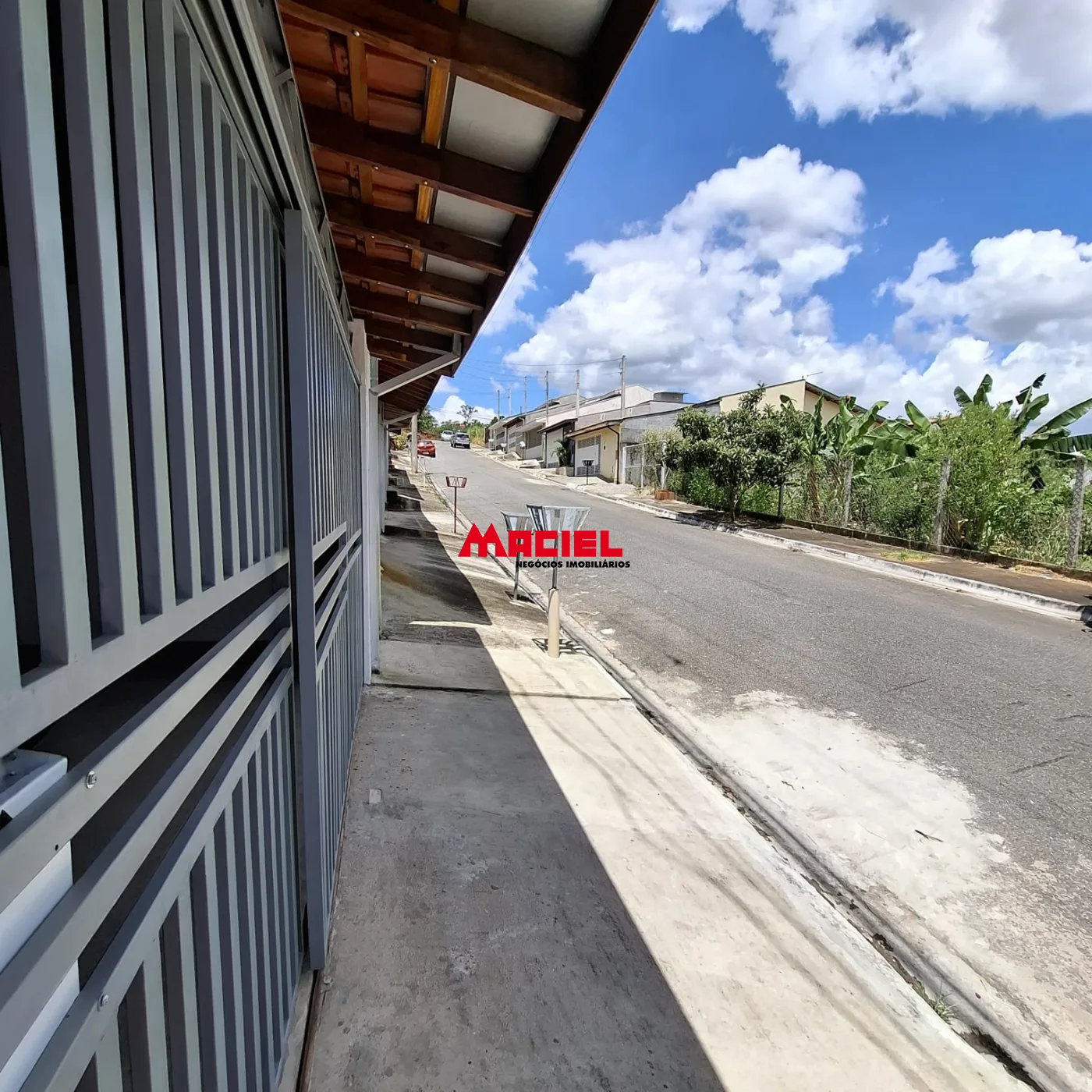 Alugar Casa / Padr&atilde;o em S&atilde;o Jos&eacute; dos Campos R$ 1.900,00 - Foto 1