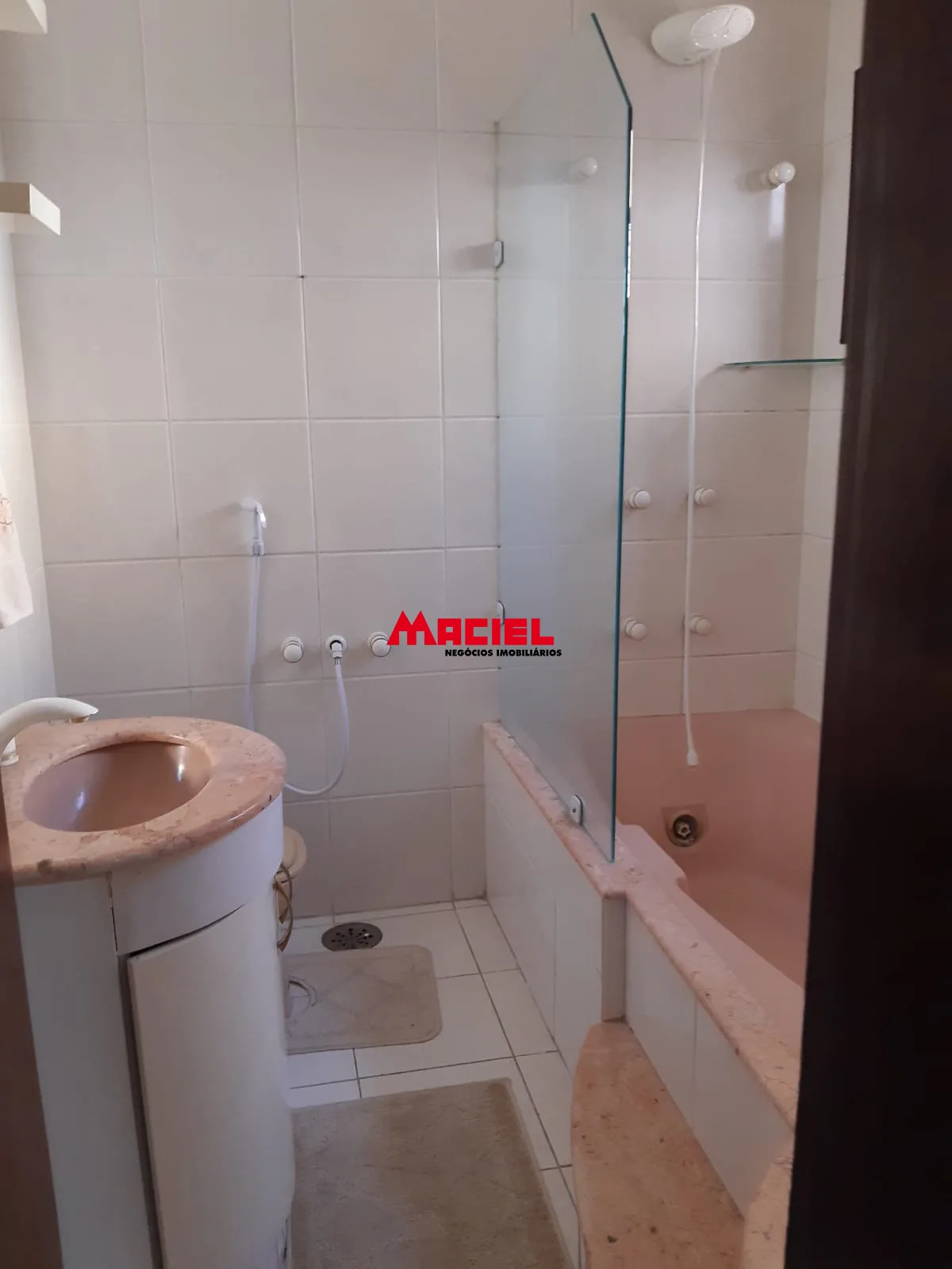 Comprar Casa / Padr&atilde;o em Ca&ccedil;apava R$ 1.100.000,00 - Foto 4