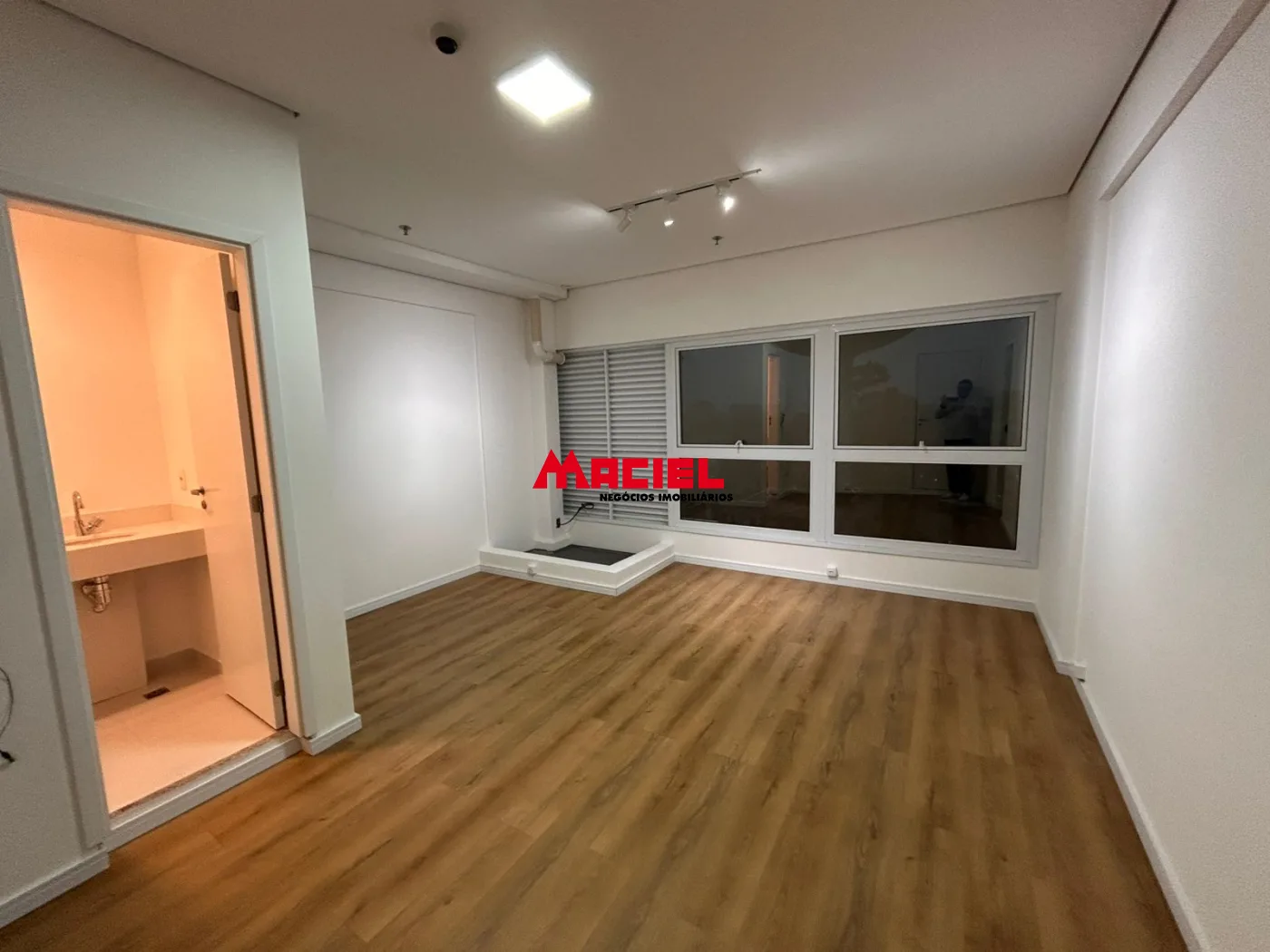 Comprar Comercial / Sala em S&atilde;o Jos&eacute; dos Campos R$ 350.000,00 - Foto 1