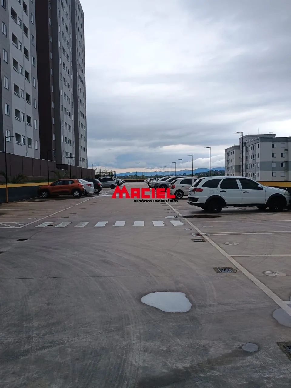 Alugar Apartamento / Padr&atilde;o em S&atilde;o Jos&eacute; dos Campos R$ 1.350,00 - Foto 2