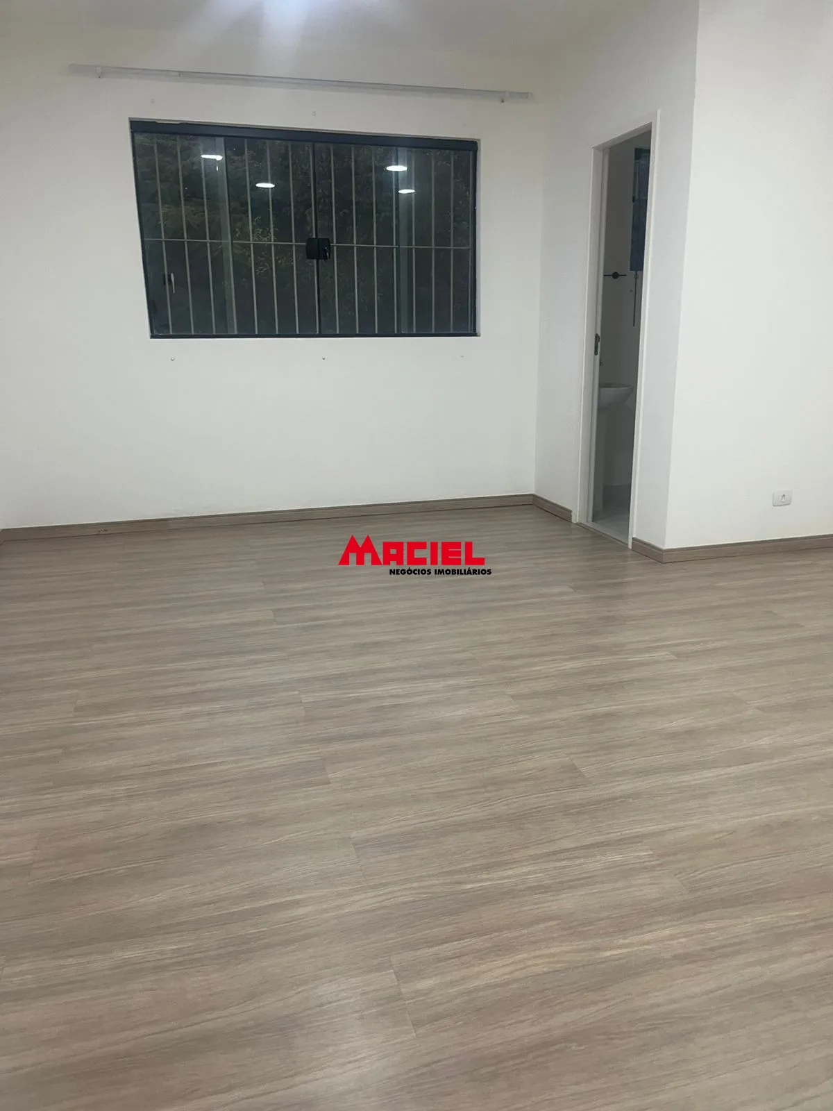 Alugar Comercial / Sala em S&atilde;o Jos&eacute; dos Campos R$ 1.200,00 - Foto 2