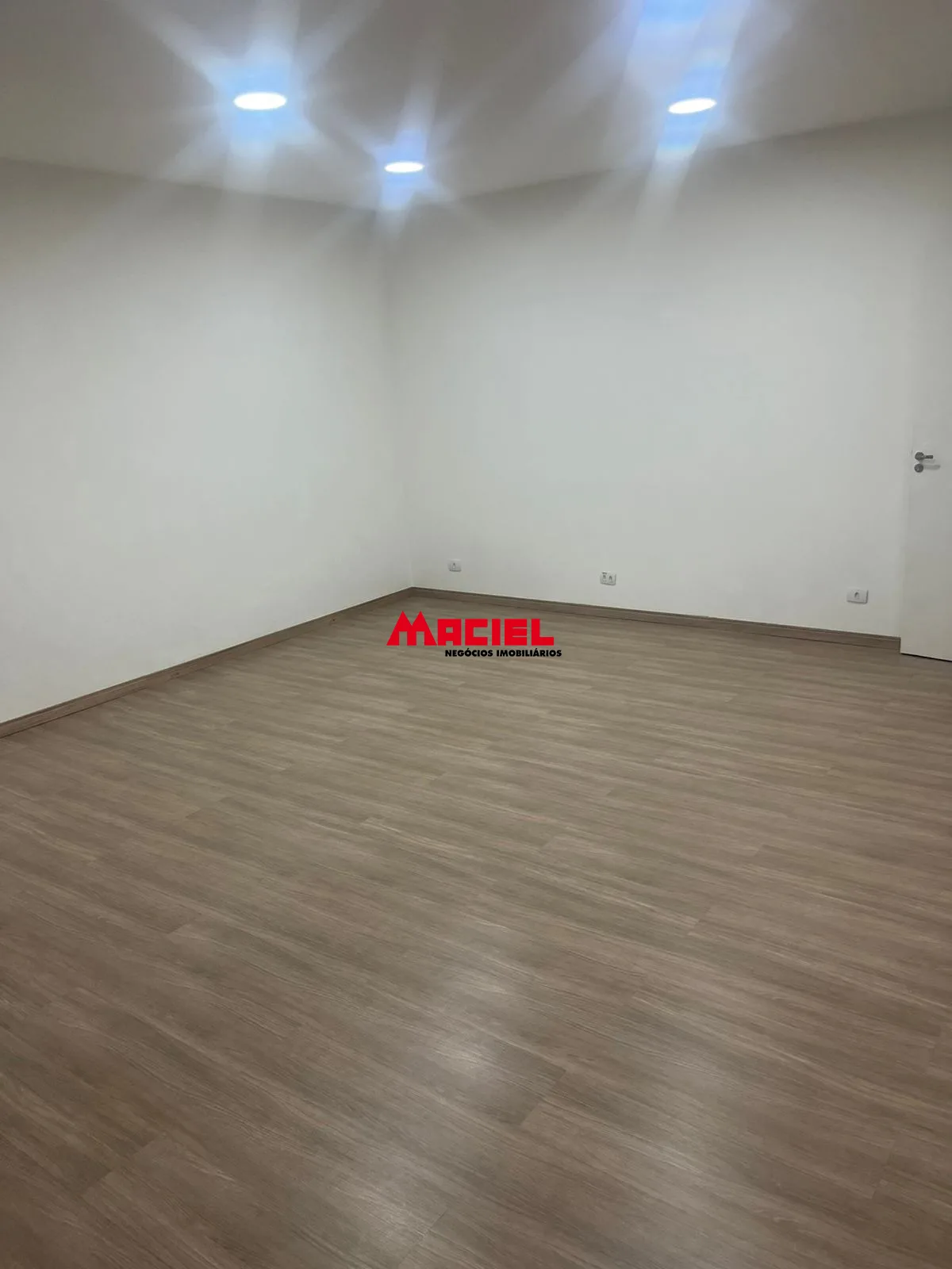 Alugar Comercial / Sala em S&atilde;o Jos&eacute; dos Campos R$ 1.200,00 - Foto 3