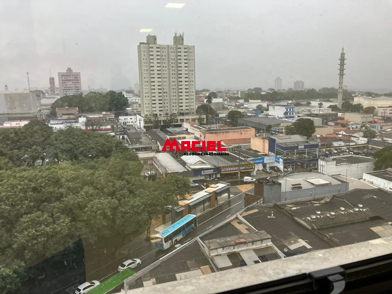 Alugar Comercial / Sala em S&atilde;o Jos&eacute; dos Campos R$ 1.700,00 - Foto 2