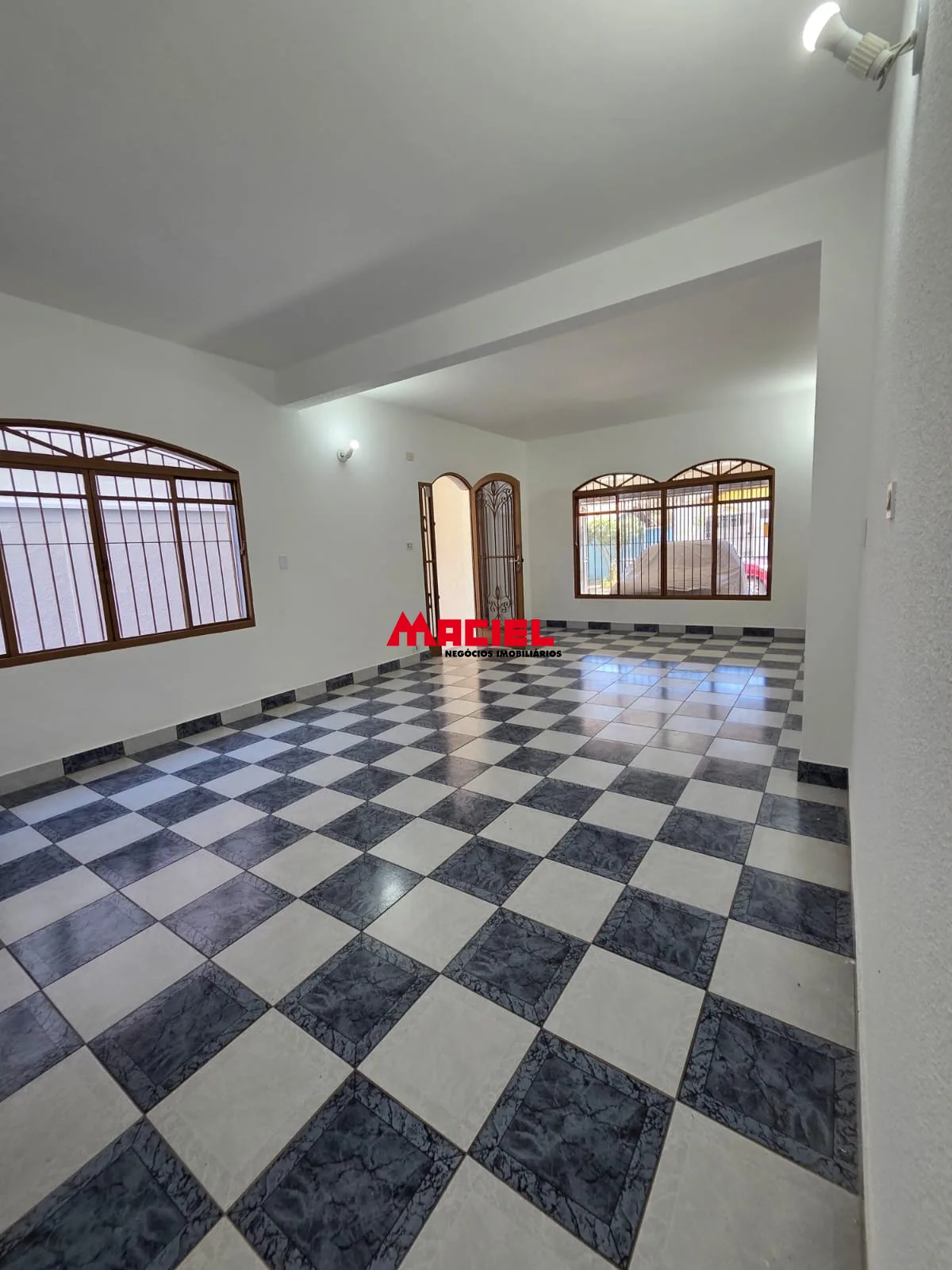 Alugar Casa / Sobrado em S&atilde;o Jos&eacute; dos Campos R$ 3.300,00 - Foto 2