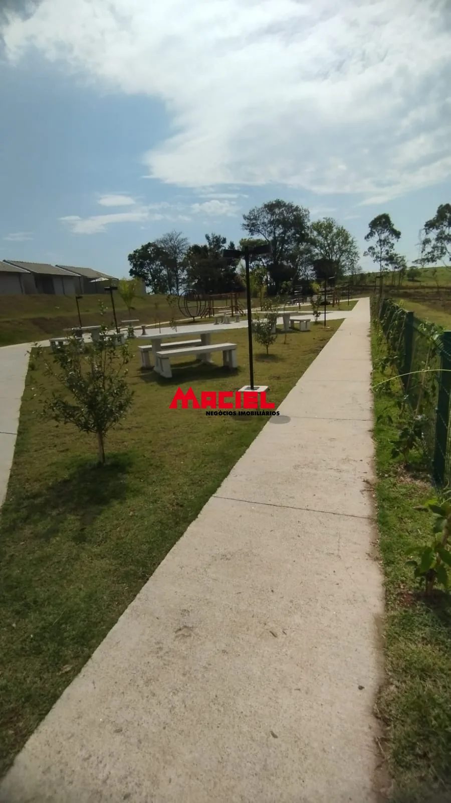 Alugar Casa / Condom&iacute;nio em Ca&ccedil;apava R$ 1.350,00 - Foto 2