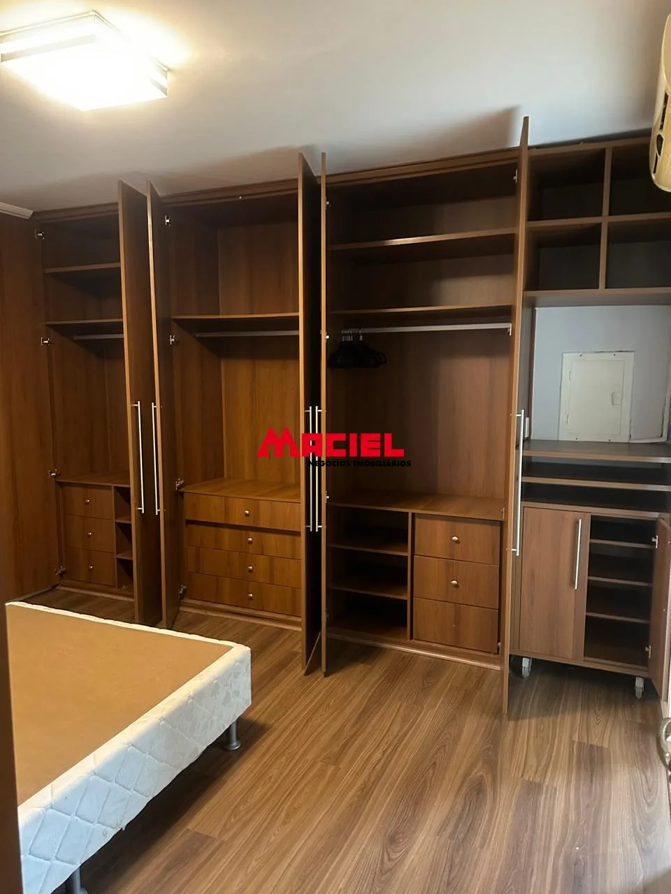 Alugar Apartamento / Mobiliado em S&atilde;o Jos&eacute; dos Campos R$ 2.900,00 - Foto 4